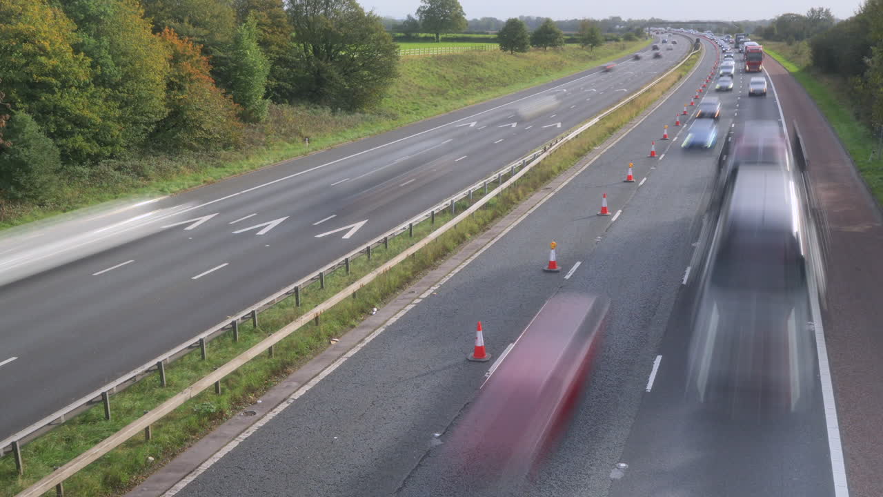 고속도로의 한쪽에 차선이 닫혀 있고 교통이 느려진 바쁜 고속도로