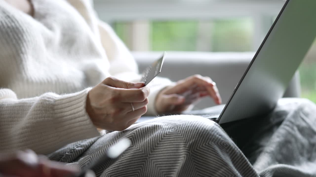 신용카드를 들고 노트북을 사용하는 여성 손. 온라인 쇼핑