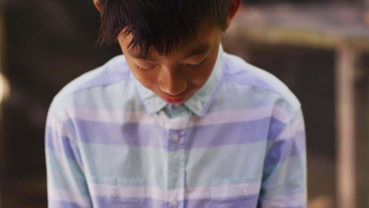 정원에서 달 ⁇  바구니를 들고 있는 행복한 아시아 소년