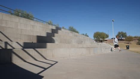 hombre con sobrepeso corriendo por las escaleras en suéter