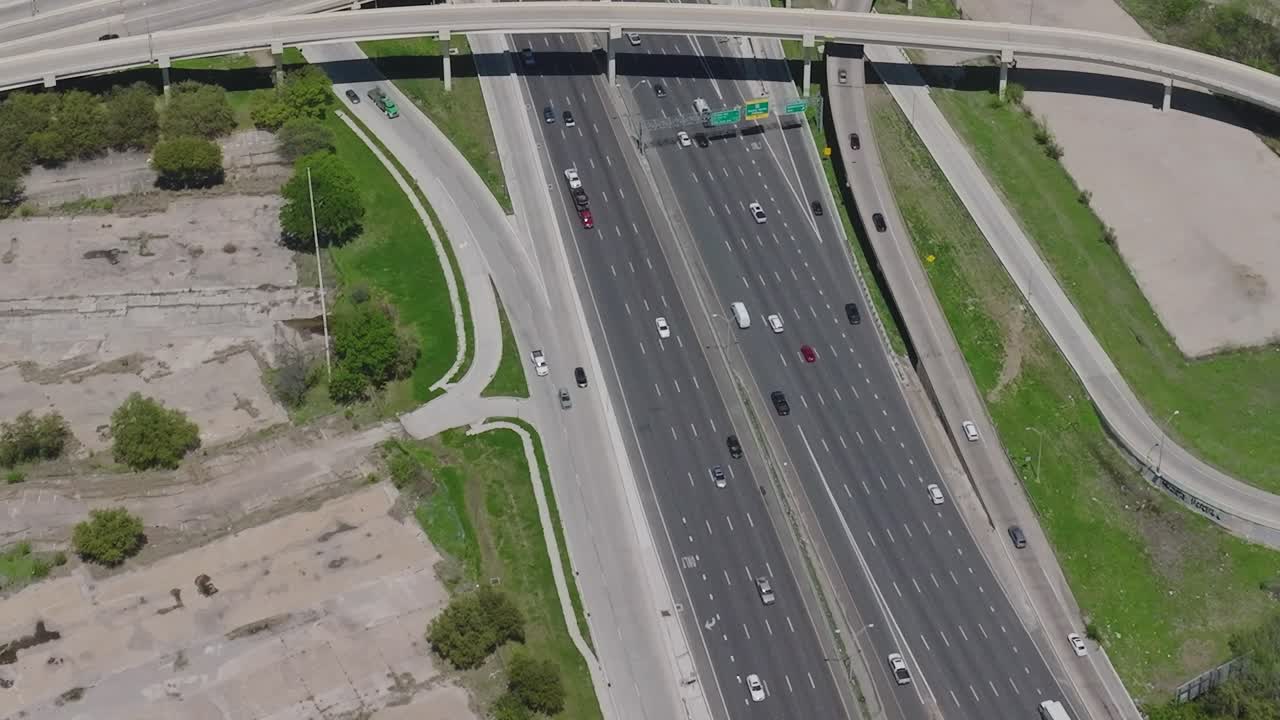 Vista aerea del centro di Dallas che mostra autostrade e aree verdi