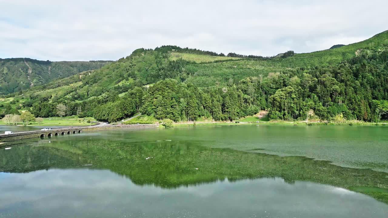 낮에는 은 호수에서 반사되는 조용한 산악 풍경