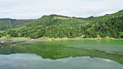 Eine-Ruhige-Berglandschaft,-Die-Sich-Tagsüber-In-Einem-Klaren-See-Spiegelt