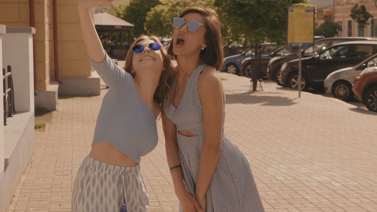 dos mujeres tomando una selfie en la ciudad