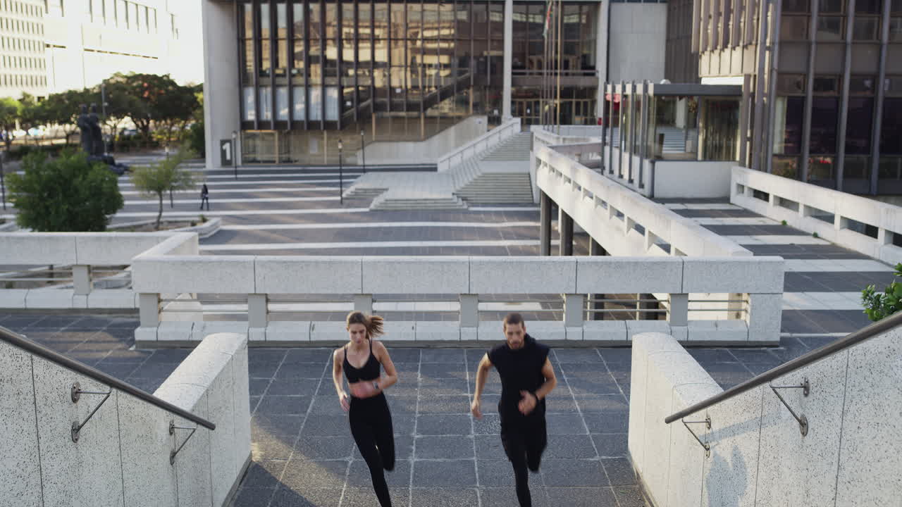 una pareja subiendo las escaleras.