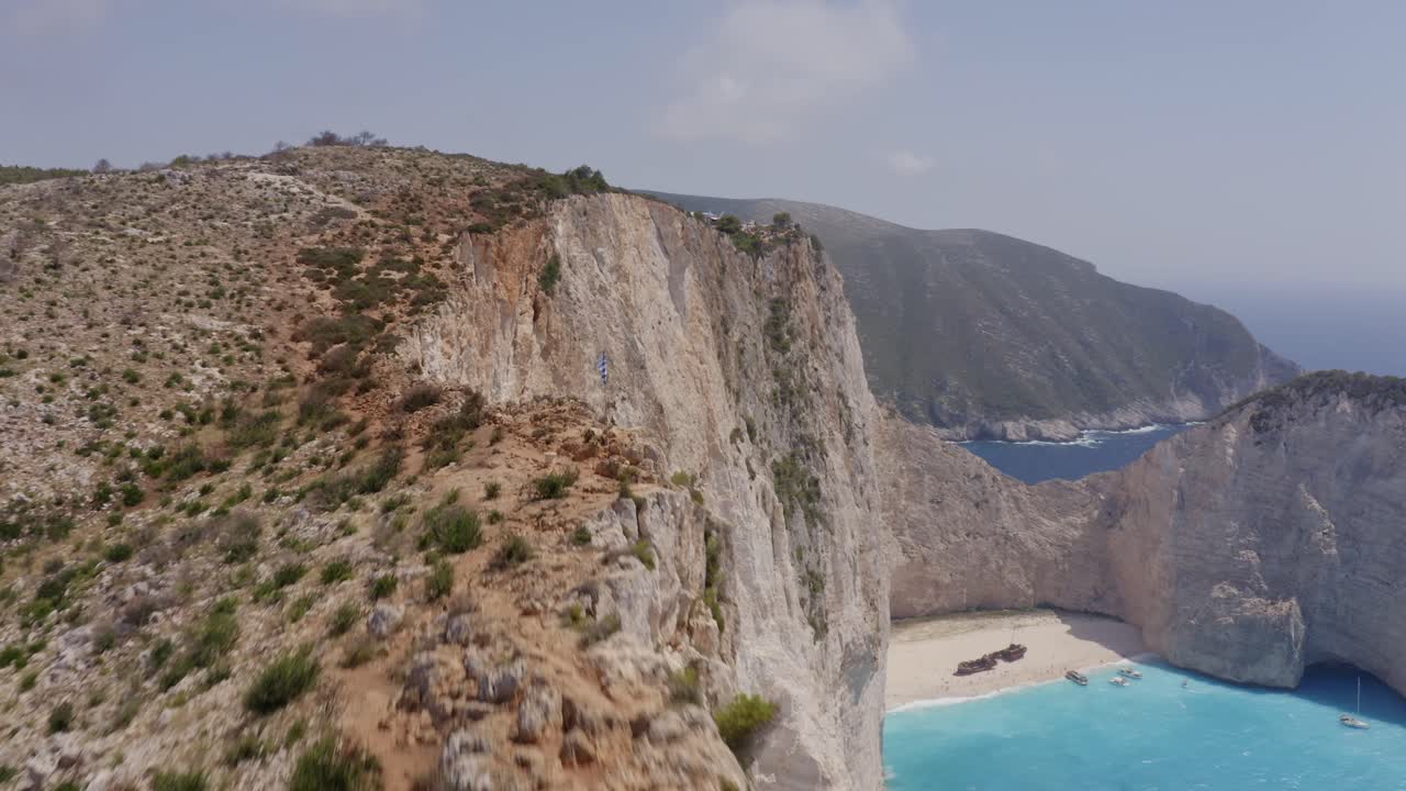 aéreo - naufragio en zakynthos - paso bajo de rocas e inclinación hacia abajo