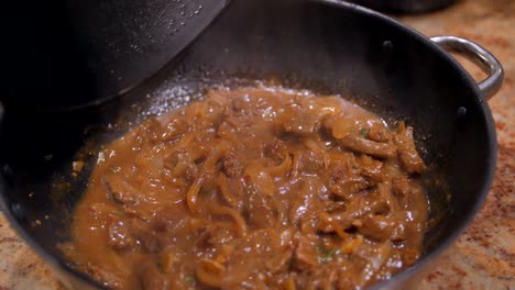 Tapar-Y-Destapar-El-Wok-Mientras-Se-Cocina-Estofado-De-Ternera-Salteado-Con-Cebolla,-Salsa-De-Soja-Y-Cilantro-En-Una-Salsa-Marrón-Claro