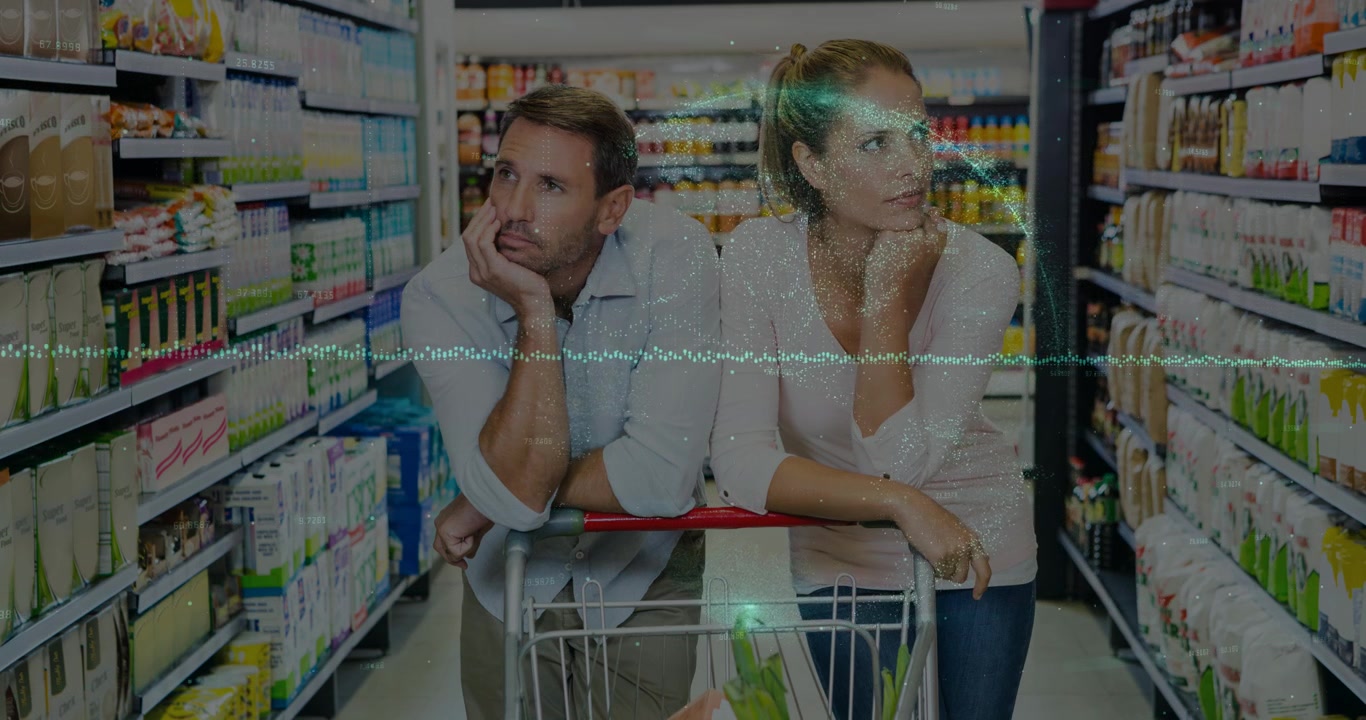 Gelangweiltes Paar lehnt sich an Einkaufswagen im Supermarktgang mit digitaler Überlagerung.