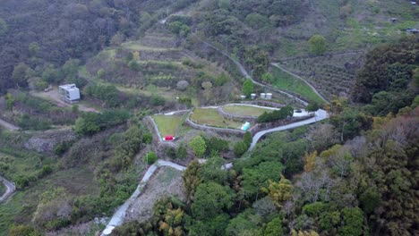 un paisaje rural con carreteras sinuosas y edificios dispersos, vista aérea