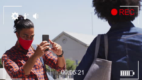 video de la pantalla de juego sobre un hombre y una mujer diversos que usan máscaras faciales y se toman selfies