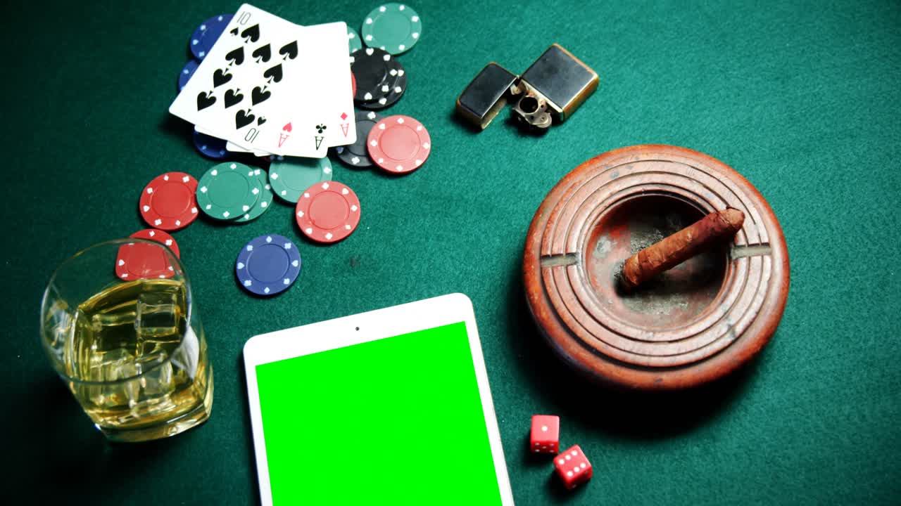 cartas de juego, fichas de casino, tableta digital y un vaso de cerveza en la mesa de póquer 4k