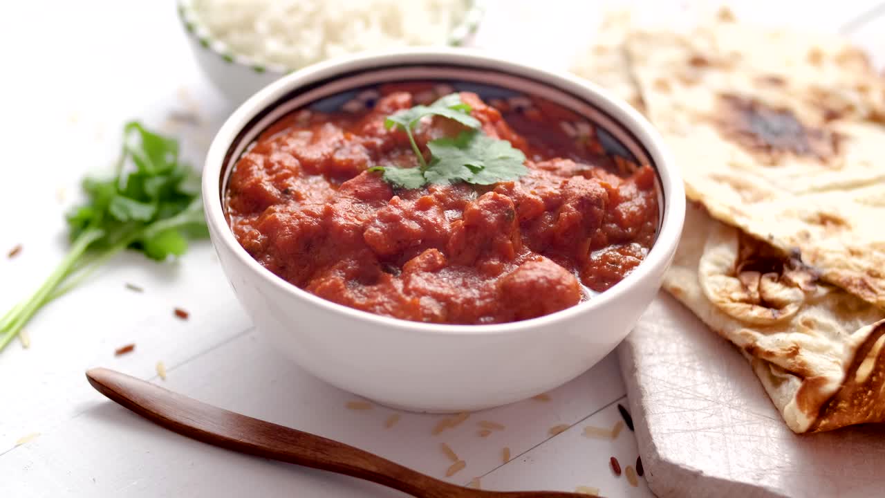 pollo fresco y sabroso tikka masala servido en tazón de cerámica