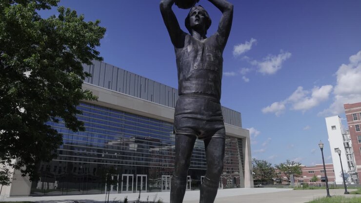 Statua di Larry Bird nel campus dell'Indiana State University a Terre Haute, Indiana, con video che inclina verso l'alto