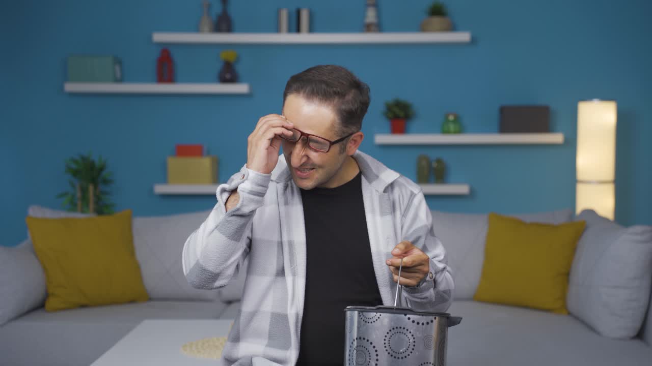 un hombre sin problemas de visión tira gafas a la basura.