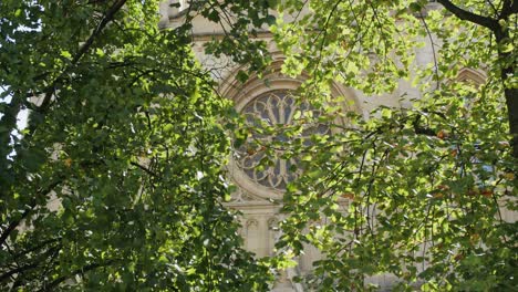 Schmale-Ansicht-Des-Rosettenfensters-Der-Kirche-San-Lorenzo-In-Hijon,-Asturien-–-Handheld,-Zeitlupe