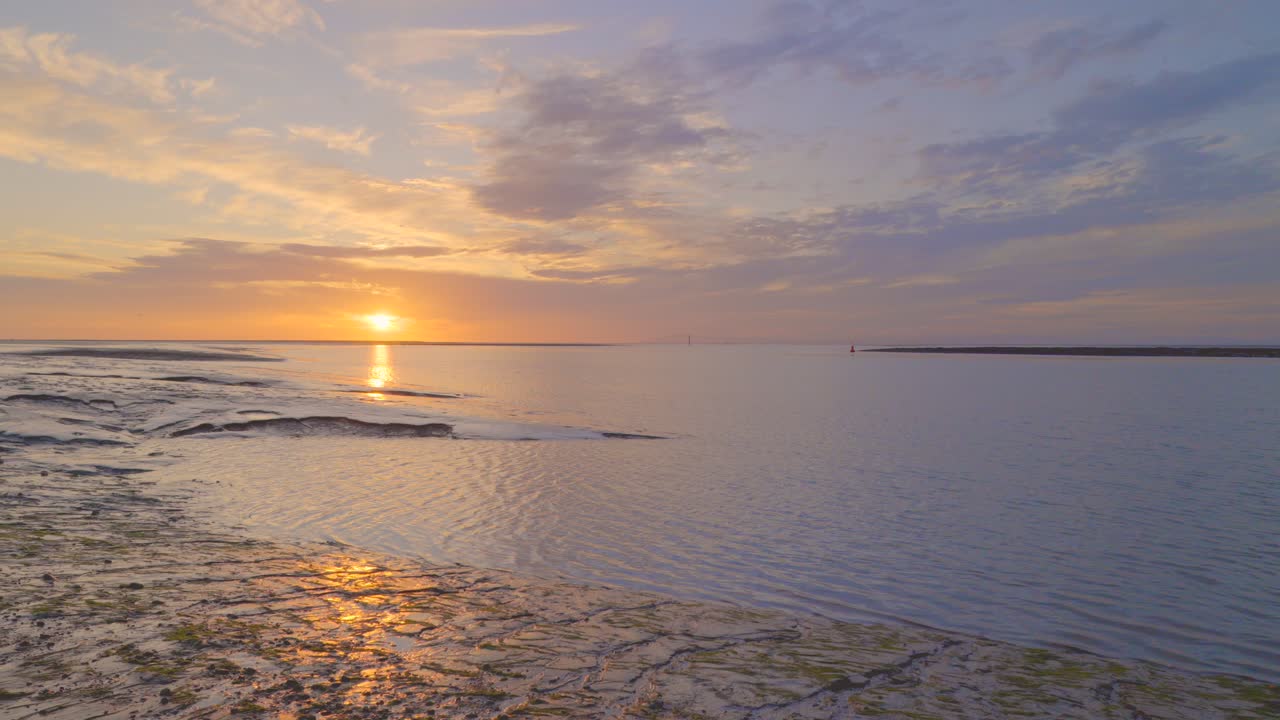 플리트우드, 와이어, 랭커셔, 영국 에서 서서히 해가 지는 해안선을 가로지르는 느린  ⁇