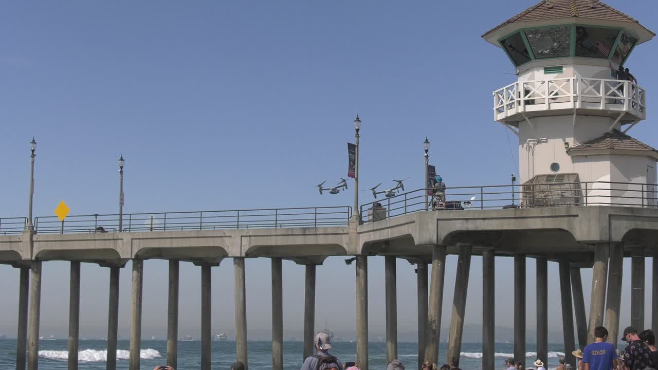 해변 위를 날고 있는 v22 물수리