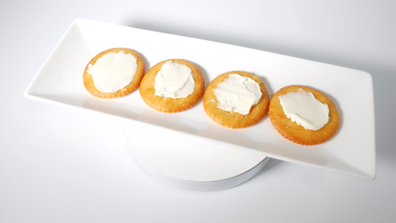 크림 치즈와 함께 둥근 크래커