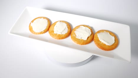 round crackers with cream cheese