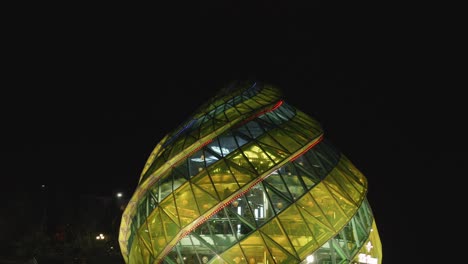 edificio único de café de brote de flor de alcachofa por la noche en la plaza lam vien, da lat, vietnam