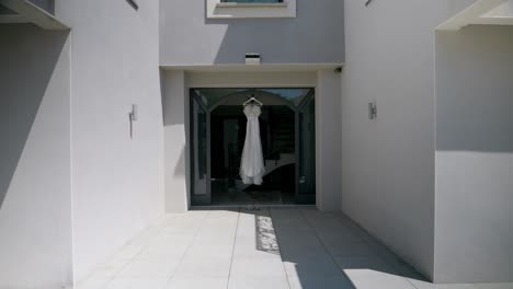 Vestido-De-Novia-Esperando-La-Ceremonia