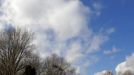 una secuencia de lapso de tiempo de nubes en el sol de invierno acelerando a través del cielo en el reino unido