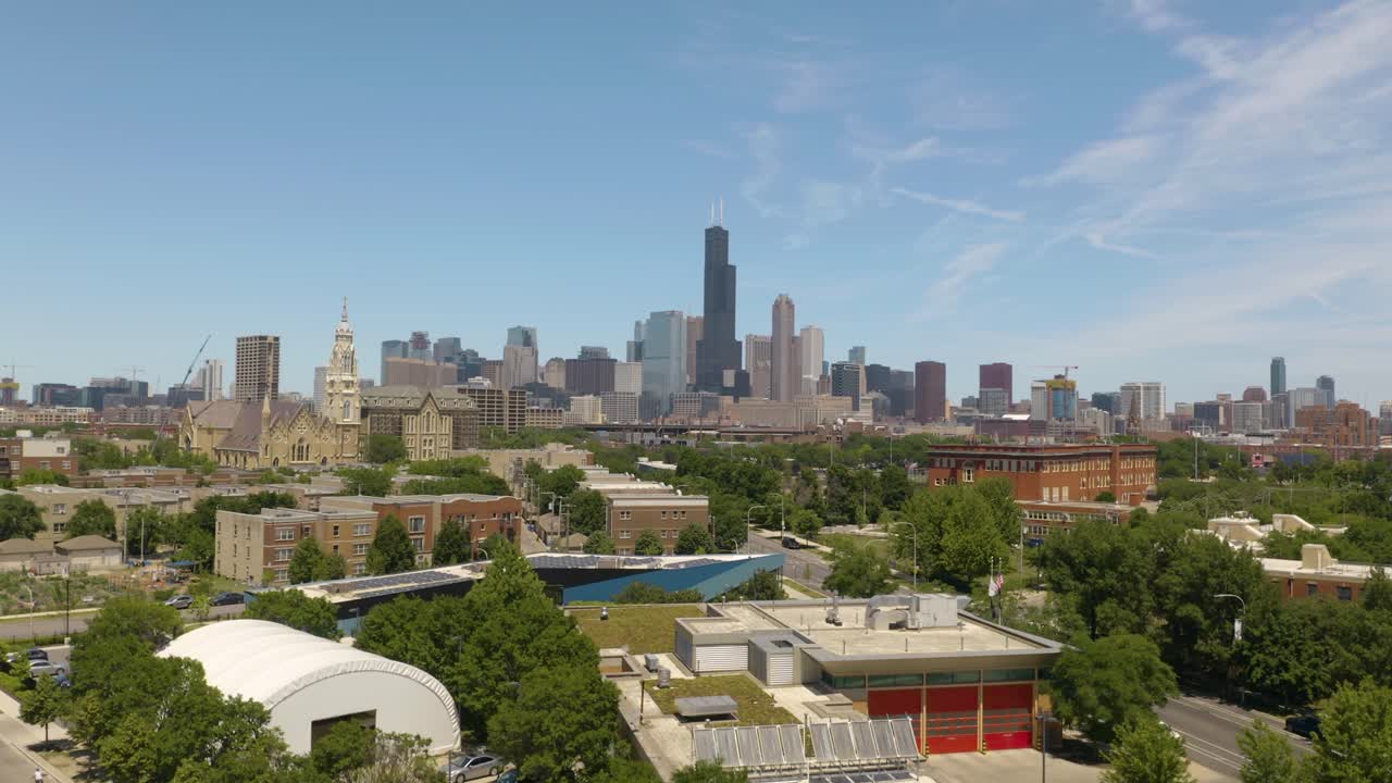 공중 붐 샷은 아름다운 여름날 시카고 스카이라인을 보여줍니다.