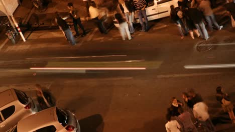 multitud fuera del club 01