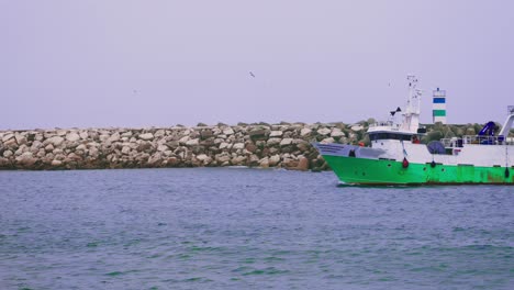 Fischtrawler-Fährt-In-Den-Hafen-Von-Nazaré,-Portugal