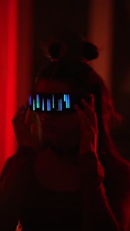 mujer con gafas de led en luz roja