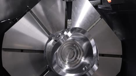 máquina de fresado cnc para metalurgia. corte de metal tecnología de procesamiento moderna.