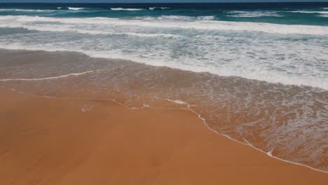 Volando-Sobre-La-Playa-De-Cofete,-Fuerteventura:-Vista-Aérea-Viajando-Hasta-La-Orilla-De-La-Gran-Playa-Y-Las-Olas-Rompiendo-En-La-Orilla.