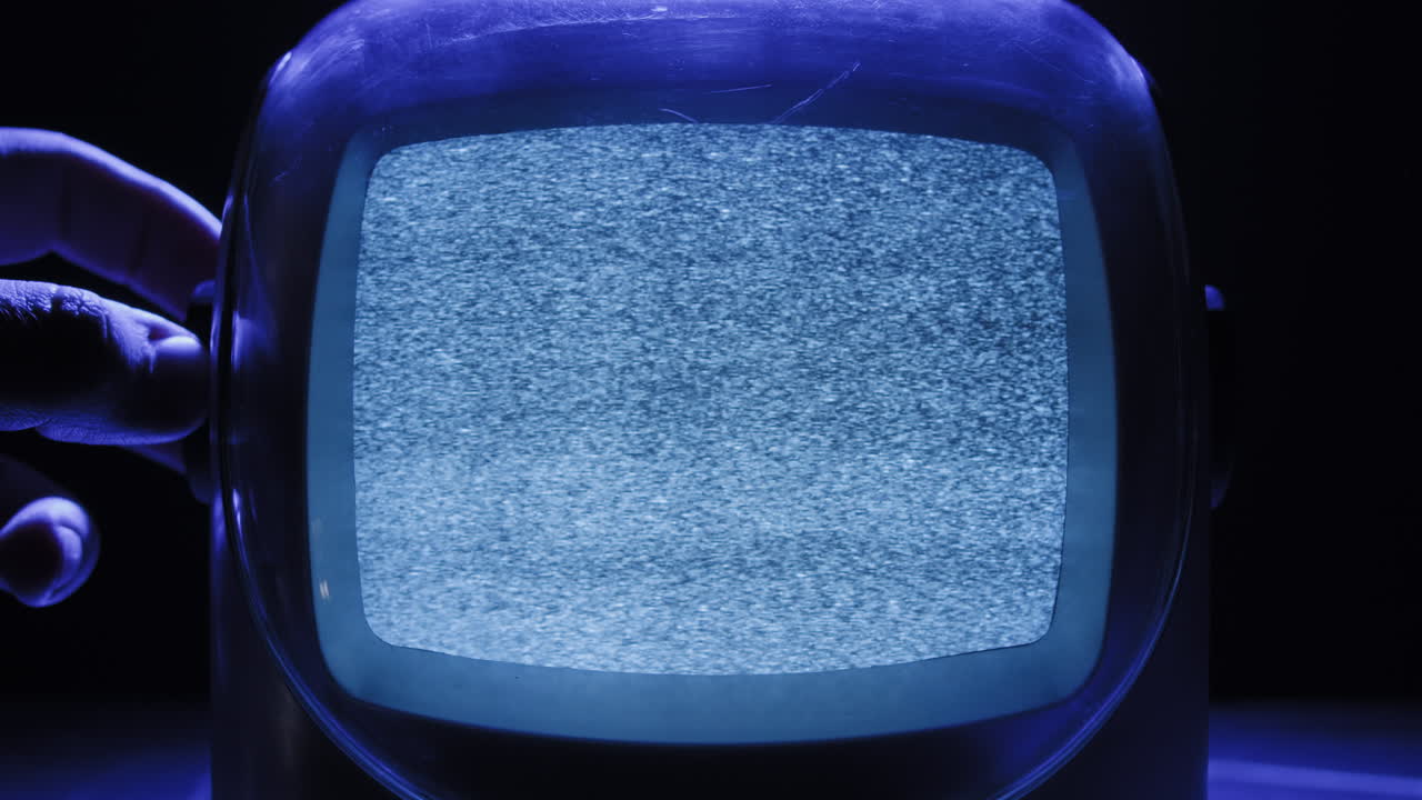 레트로 tv, 노스탈기적인 설정으로 빈티지 tv, 레트로 tv는 화면에 곡물을 표시합니다, 무서운 할로윈 밤 장치, 크로마 키 및 그린 스크린에 좋습니다.