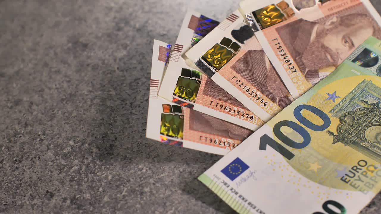 Bulgarien skifter valuta, bulgarske lev til euro. Pengeveksling. Papirpengesedler på bord. Koncept, økonomi, konkurrence, krise, bankvæsen og finans. BGN, BGL. Scene E. Nærbillede af slide-shot, lev