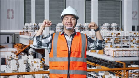 trabajador feliz del almacén