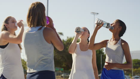 equipo diverso de jugadores deportivos sonrientes y unidos