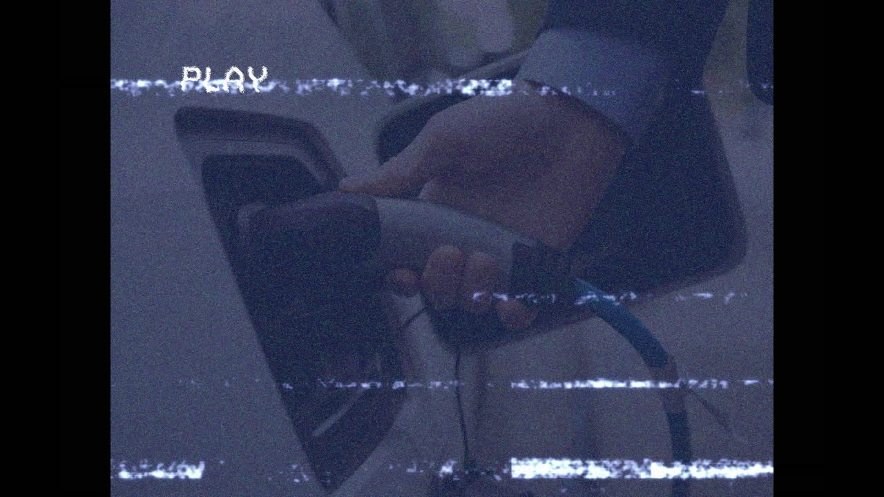 플레이 텍스트의 애니메이션과 충전 지점에서 하이브리드 전기 자동차를 연결하는 사람에 대한 간섭