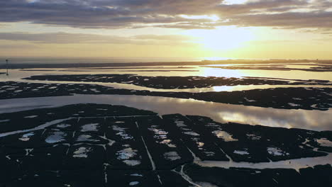 Una-Toma-Aérea-Sobre-La-Bahía-De-Baldwin-Cerca-De-Freeport,-Ny-Al-Atardecer