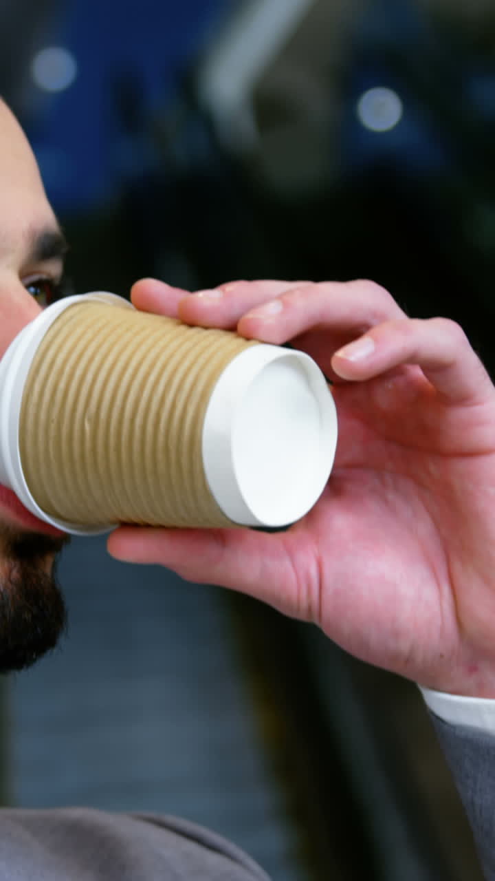 hombre de negocios tomando café de una taza desechable