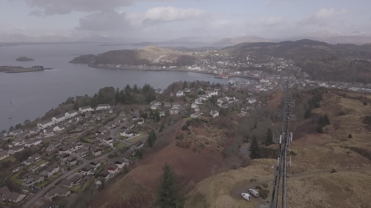 empuje aéreo en toma de oban desde el mástil de radio en un día nublado hacia el noroeste