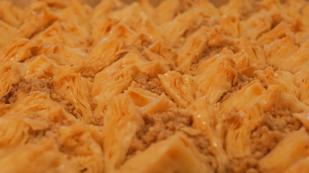 지중해의 디저트 터키 바클라바는 땅 견과류와 달한 시럽을 가지고 있습니다. 터키의 국가 맛에서 자연 재료. 이슬람 세계.