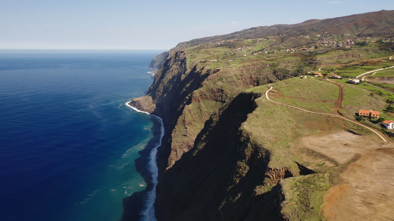 Vista aérea de falésias costeiras majestosas e oceano azul profundo