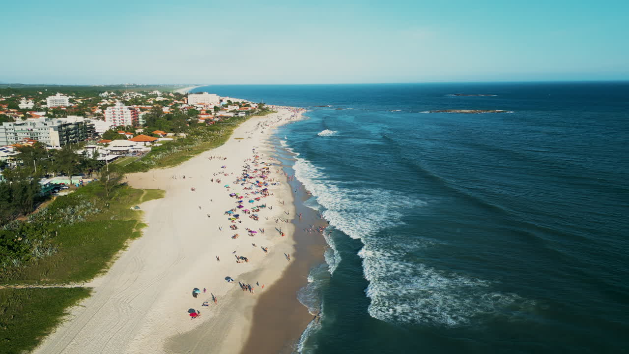imágenes de drones de las olas de la playa de itauna, sede de la liga mundial de surf en saquarema, costa de río de janeiro, brasil