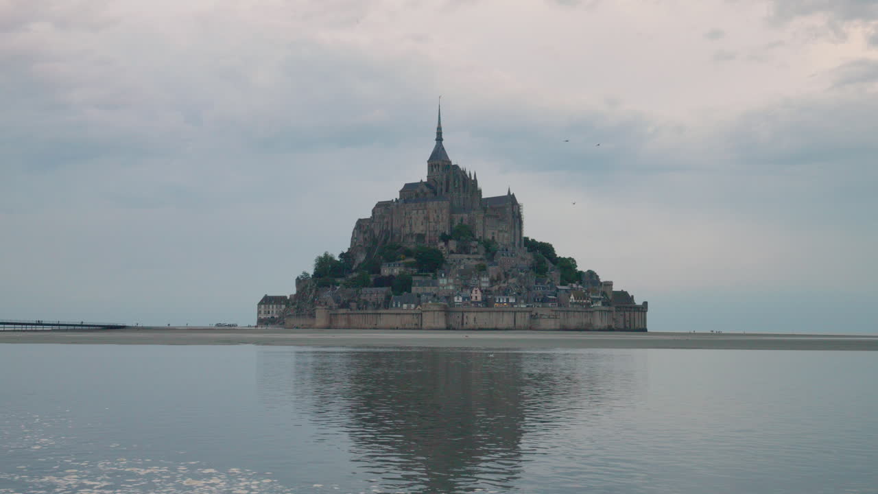 ilha rochosa com mont saint michel e mosteiro na normandia, frança