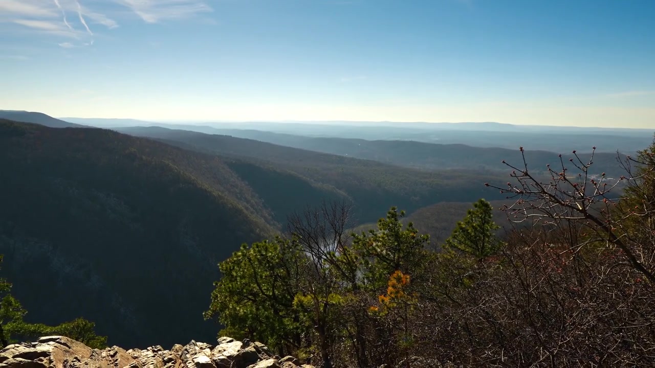Naturskøn daludsigt fra Mount Tammany's topudsigtspunkt. Bredt landskabsbillede af lag af fjerne blå bakker og en floddal fra toppen af Mount Tammany.