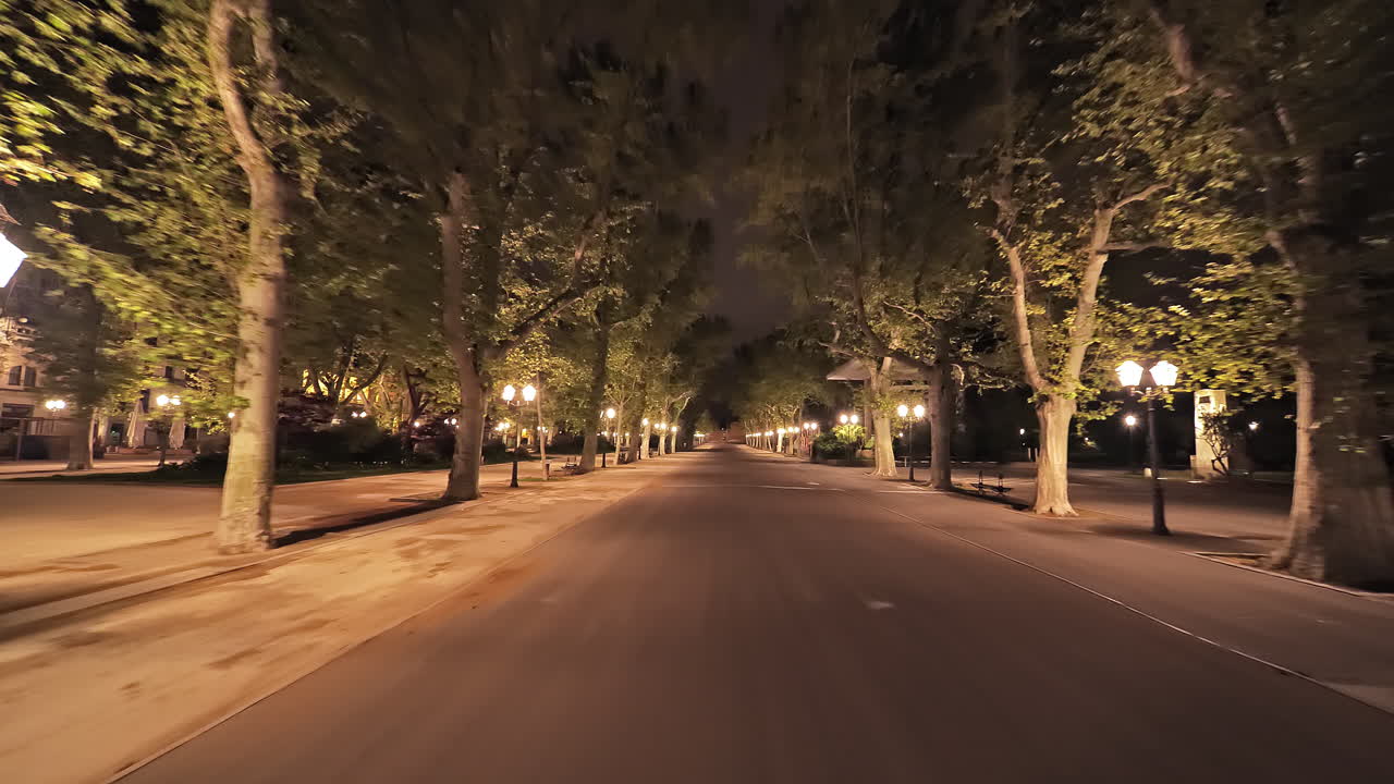 Vista notturna del parco di Montpellier e delle strade vuote del centro.