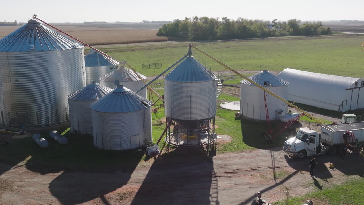 silos de grano y contenedores en una granja con un camión de carga