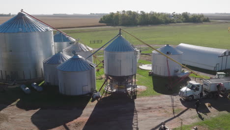 Silos-Y-Contenedores-De-Granos-En-Una-Granja-Con-Un-Camión-De-Carga