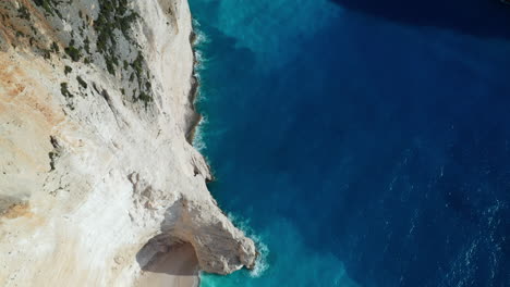 imágenes cinematográficas de drones que revelan la playa de naufragios en la playa de navagio, aguas cristalinas