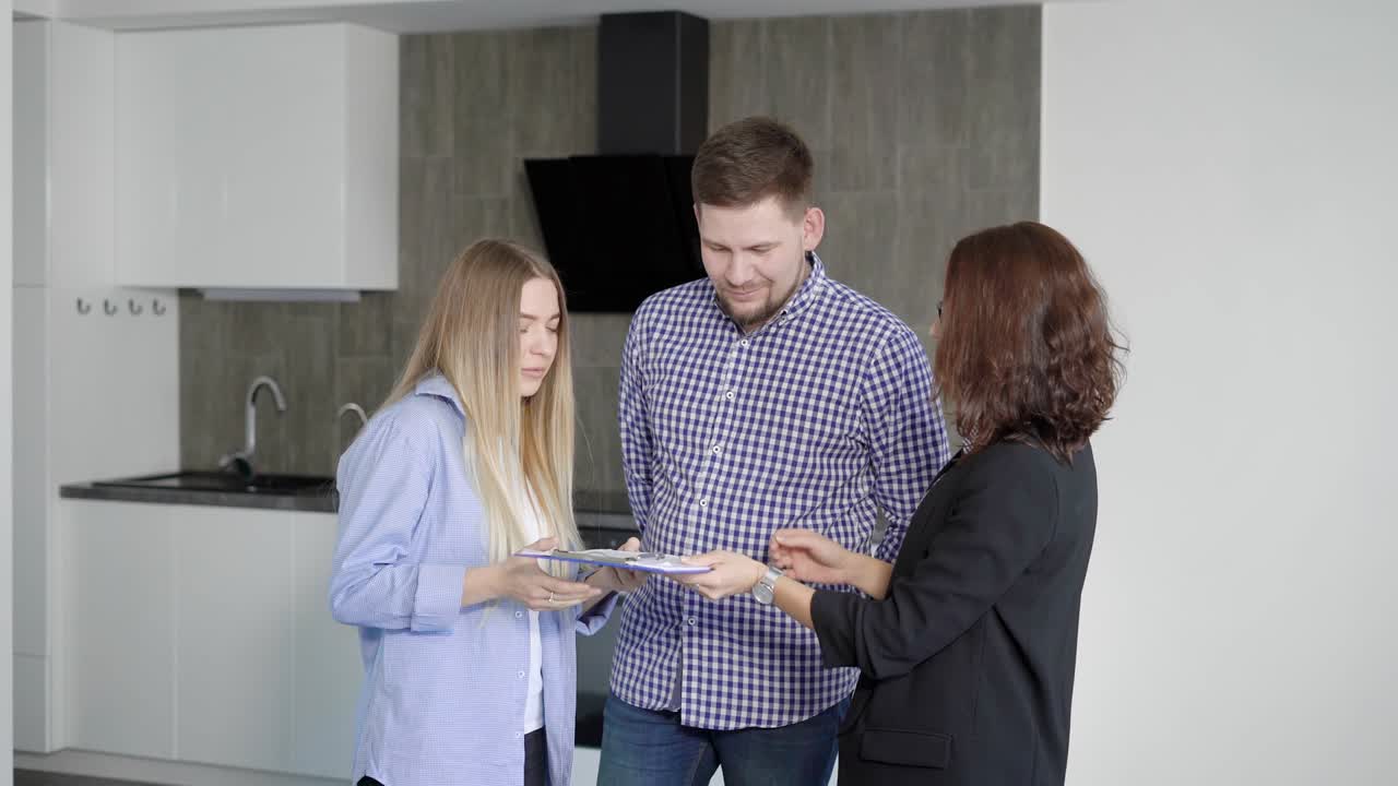 Marido y mujer comprando un nuevo apartamento moderno con un interior hermoso